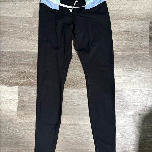 Lululemon Athletica Black and Green Leggings with Stretchy Comfort - Picture 2 of 4